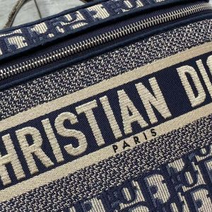 Alternative view of Large makeup bag🌱Dior͎.͎  Oblique monogram makeup bag/clutch bag—here it comes👧. I was hooked at first sight; the round silhouette is utterly charming.This year, Dior͎.͎ designs predominantly feature this black vintage floral pattern—both retro and fashionable. Masterful embroidery craftsmanship perfectly captures its rich, vintage artistic flair, making the whole piece stylish and chic. The square-shaped cylindrical design is effortlessly modern. Beyond styling, it doubles as a makeup bag or toiletry pouch—every girl needs this organizer for travel! 🤪Dimensions: 25x14x15cm Style No.: 9021 Vintage Floral