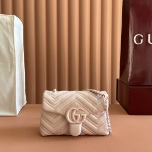 p770. 💋💋💋【Complete with original boutique packaging】This mini shoulder bag from the iconic GG Marmont collection is expertly crafted from supple calf leather, creating a standout new piece. Tone-on-tone enamel-finished double G hardware infuses this item with brand identity.Beige quilted V-grain nappa leather Matching enamel hardware Beige coarse-weave fabric lining Double G chain and calf leather shoulder strap (approx. 54.9 cm height) Magnetic snap closure Model: 856368.Dimensions: 20 cm (W) x 12 cm (H) x 6.5 cm (D) Weight: Approx. 330 g Color: Pink/Soft Leather.