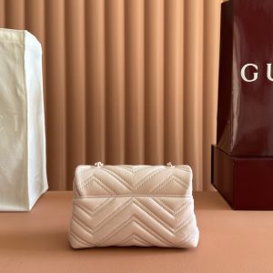 Alternative view of p770. 💋💋💋【Complete with original boutique packaging】This mini shoulder bag from the iconic GG Marmont collection is expertly crafted from supple calf leather, creating a standout new piece. Tone-on-tone enamel-finished double G hardware infuses this item with brand identity.Beige quilted V-grain nappa leather Matching enamel hardware Beige coarse-weave fabric lining Double G chain and calf leather shoulder strap (approx. 54.9 cm height) Magnetic snap closure Model: 856368.Dimensions: 20 cm (W) x 12 cm (H) x 6.5 cm (D) Weight: Approx. 330 g Color: Pink/Soft Leather.