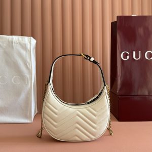 Alternative view of p710. 📣📣📣【Genuine Leather with 🌈 Configuration & Full Boutique Packaging】🔥🔥 This mini handbag features a crescent silhouette and rich black leather, exuding a strong vintage aesthetic.Blending vintage elements with archival designs or contemporary details, it presents a timelessly fresh aesthetic. Every detail reflects the brand's deep fascination with its heritage, and this compact accessory is no exception. Crafted from boutique-quality soft natural full-grain cowhide leather with premium smooth glossy bronze hardware. Model: 699514 Dimensions: 21x11x5cm Color: White