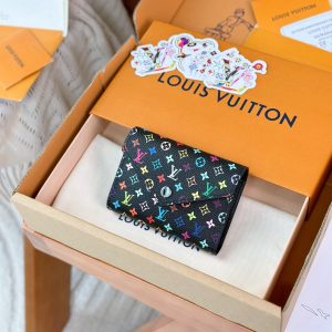 Internal price P430.M14163 Black Color LV x TM Victorine Wallet (〽️Grade A Full Steel〽️) Personalized Edition! This replica Louis Vuitton x Murakami Victorine wallet is compact and exquisite, featuring vibrant Monogram patterns reimagined in Japanese artist Takashi Murakami's signature rainbow hues.Crafted from coated canvas with refined calf leather lining and silver-tone hardware, it features a zippered coin compartment and multiple interior compartments for organizing bills and cards. Dimensions: 12 x 9.5 x 2.5 cm (Length x Height x Width).