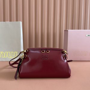 p930💋💋💋【Original Retail Packaging】Cowhide Mini Clutch ~ Its refined sheen elevates the sleek lines of this clutch, blending runway inspiration with modern femininity to strike a balance between stylistic experimentation and sophisticated versatility.～Two detachable adjustable shoulder straps～Gold-tone hardware～Zipper closure～Lined interior with patch pocket～Front lettering logo Dimensions: W24 × H14 × D8.5 cm Style No.: _5BF131