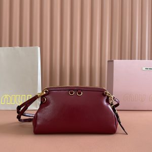 Alternative view of p930💋💋💋【Original Retail Packaging】Cowhide Mini Clutch ~ Its refined sheen elevates the sleek lines of this clutch, blending runway inspiration with modern femininity to strike a balance between stylistic experimentation and sophisticated versatility.～Two detachable adjustable shoulder straps～Gold-tone hardware～Zipper closure～Lined interior with patch pocket～Front lettering logo Dimensions: W24 × H14 × D8.5 cm Style No.: _5BF131