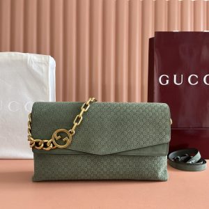 p990💋💋💋【Authentic Retail Packaging】This handbag blends contemporary silhouettes with the brand's iconic motif. Featuring fluid lines and a chain in antique gold with interlocking double G details, it offers ample interior storage with a two-compartment design.Brown GG embossed suede with antique gold hardware. Brown cotton-linen blend lining. Interior: 2 compartments, 1 open pocket. Chain shoulder strap height: 8 cm. Detachable, adjustable leather shoulder strap (height: 42 cm). Magnetic snap closure. Model: 857362.Dimensions: 36 cm (W) x 19.5 cm (H) x 9.5 cm (D) Weight: Approx. 1.1 kg Color: Green velvet/embossed