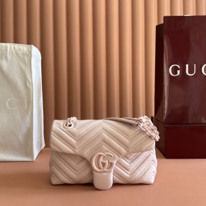 p850💋💋💋【Original Factory Packaging with Full Counter Set】This iconic GG Marmont series handbag is meticulously crafted from exceptionally supple calf leather, adorned with double G hardware accents. Paired with a multi-faceted chain shoulder strap, the entire bag structure is soft and refined.Black quilted V-shaped nappa leather with tonal enamel hardware. Black rayon lining. Double G interior: 1 open pocket. Sliding chain shoulder strap: 23.5cm - 45cm. Magnetic snap closure. Model: 855371.Dimensions: 23 cm (W) x 17 cm (H) x 9 cm (D) Weight: Approx. 0.75 kg Color: Pink/Soft Leather.