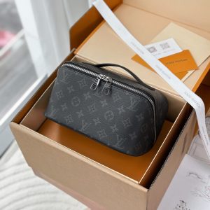 Internal Price: P850.M11508 Black Flower (〽️Grade A Full Steel Edition〽️) Personalized Customization! 163 Variable-Code Chip, Toiletry Bag! This Toiletry Bag 2 Compartments travel organizer is crafted from Monogram Eclipse coated canvas, featuring a large opening and built-in accordion design. Its two distinctive internal compartments perfectly accommodate various toiletries.Dual zippers and a washable textile lining enhance practicality, while the top handle ensures easy carrying. Dimensions: 24 x 13 x 13 cm (Length x Height x Width).