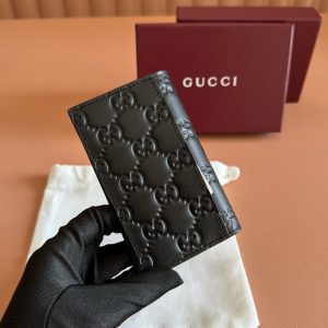 Alternative view of p325💋💋💋【Full Counter Packaging】The GG Emblem collection reimagines the brand's timeless elegance and masterful craftsmanship with GG-embossed smooth calf leather. This cardholder, expertly crafted from GG-embossed calf leather, adds a new piece to the compact accessories line.😘😘Black GG embossed calf leather Black taffeta lining 😘😘 Model: 850183 Dimensions: 12 x 7.5 cm Color: Black embossed