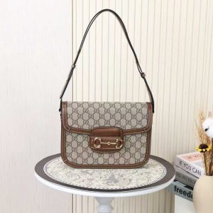 Batch 320...🌈🔥Gucci 1955 Horsebit Bag! Classic horsebit buckle + Monogram + brown trim design, brimming with vintage charm. Three versatile ways to wear it—crossbody, short shoulder strap, or long shoulder strap—all look amazing! This season's must-have piece, poised to take the fashion world by storm again!Doesn't it make your heart skip a beat and make you want to grab it right away? Model: 602204, Dimensions: 25x18x8cm!