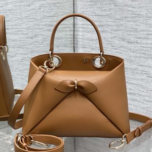 Light Gold In Stock‼️ Dior 2026's latest bow-adorned handbag, featuring a signature bow welded into the design. The bow no longer evokes a sugary sweetness for little girls. Its newly designed silhouette and shape, paired with a rich color palette, suits a wide range of people, perfectly balancing sweetness and edginess. Size: 28*10*22