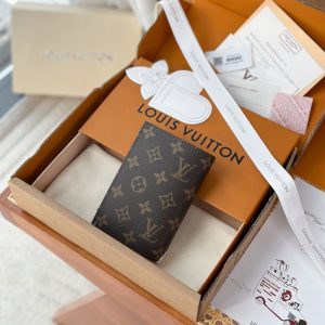 Alternative view of Internal Price P380. M25753 Passport Cover (〽️Grade A Full Steel〽️) Personalized Edition! 163 Variable Codes. Crafted from Monogram canvas, this passport cover features hand-drawn illustrations by Grace Coddington, former Creative Director of American Vogue, joining the LV Travels With collection—a delightful addition for pet lovers.Credit card slots, slip pockets, and flap pockets showcase thoughtful functionality, effortlessly handling weekend getaways or extended vacations. 14 x 2.5 x 10 cm (H x W x L).