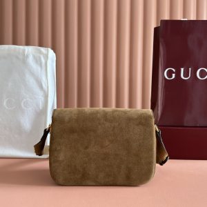 Alternative view of Batch 340... Fall/Winter 2025 Collection. This shoulder bag reinterprets the brand's equestrian-inspired design, featuring light gold-tone details and suede material, complemented by double rings and elongated hardware, adding to the Gucci Horsebit 1955 collection.Brown suede with gold-tone hardware. Brown leather lining. Horsebit clasp. Interior: One open pocket. Three-compartment design. Adjustable shoulder strap. Height: 28 cm – 50 cm; Length: 71 cm – 114 cm. Model: 847063.Dimensions: 26 cm (W) x 17.5 cm (H) x 10 cm (D) Weight: Approx. 0.85 kg Color: Brown suede/natural leather.