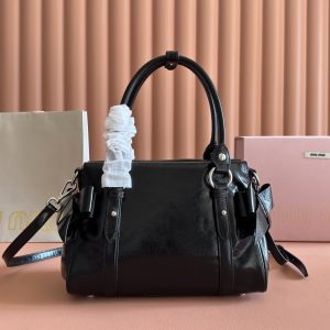 Alternative view of P1080💋💋💋【Genuine Leather Configuration with Full Counter Packaging】 5BA327 Miu Miu 26SS RIBBON Pre-Spring Handbag Classic The moment you see it, you think of Miu's original classic. When a pair of wings decides to alight simultaneously Upon the shoulders of history and the present moment, True classics forever grow at both ends of time. Antique silver buckles lock in an unfaded gilded dream. Hard-shell motorcycle silhouette + bow tie— These two seemingly unrelated elements collide, yet feels utterly seamless. Part biker, part sweetheart—it pulls off both charm and edge with effortless flair. Lightweight construction in glossy calf leather. Dimensions: 28*15*22cm