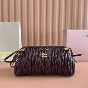 p960💋💋💋【Original Factory Packaging with Full Counter Set】 The refined sheen elevates this clutch's minimalist silhouette, blending runway inspiration with contemporary femininity to strike a balance between stylistic experimentation and sophisticated versatility.～Two detachable adjustable shoulder straps～Gold-tone hardware～Zipper closure～Lined interior with patch pocket～Front lettering logo Dimensions: W28 × H14 × D10 cm Style No.: 5BF130