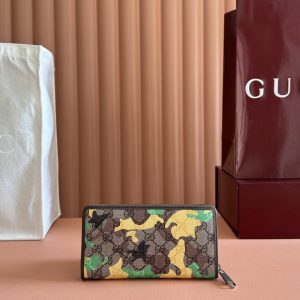 Alternative view of p390. 💋💋💋【Complete with original boutique packaging】Vibrant camouflage meets distinctive colorways, reimagining the iconic GG motif. Crafted from marble-effect GG monogram coated fabric, this full-zip wallet showcases meticulous double-G detailing.Green and yellow camouflage marble GG monogram coated fabric Brown leather trim Rhodium-tone hardware Brown taffeta lining Double G webbing detail Interior: 12 card slots, 3 bill compartments, 1 zipped coin pocket Zip closure Model: 834694.Dimensions: 19 cm (W) x 10.5 cm (H) x 2.5 cm (D) Weight: Approx. 230 g Color: Red camouflage/PVC Made in Italy