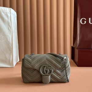 p770. 💋💋💋【Complete with original boutique packaging】This mini shoulder bag from the iconic GG Marmont collection is expertly crafted from supple calf leather, creating a standout new piece. Tone-on-tone enamel-finished double G hardware infuses this item with brand identity.Terracotta-hued quilted V-grain nappa leather Matching enamel hardware Terracotta-hued coarse-ribbed fabric lining Double G chain and calf leather shoulder strap (approx. 54.9 cm height) Magnetic snap closure Model: 856368.Dimensions: 20 cm (W) x 12 cm (H) x 6.5 cm (D) Weight: Approx. 330 g Color: Gray/Soft Leather.