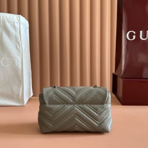 Alternative view of p770. 💋💋💋【Complete with original boutique packaging】This mini shoulder bag from the iconic GG Marmont collection is expertly crafted from supple calf leather, creating a standout new piece. Tone-on-tone enamel-finished double G hardware infuses this item with brand identity.Terracotta-hued quilted V-grain nappa leather Matching enamel hardware Terracotta-hued coarse-ribbed fabric lining Double G chain and calf leather shoulder strap (approx. 54.9 cm height) Magnetic snap closure Model: 856368.Dimensions: 20 cm (W) x 12 cm (H) x 6.5 cm (D) Weight: Approx. 330 g Color: Gray/Soft Leather.