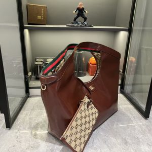 Alternative view of Batch 350... The GG Giglio collection debuts at the Florence 2026 Pre-Spring Fashion Show, paying homage to the brand's Italian heritage while blending timeless tradition with innovative spirit. This spacious tote features oil-waxed leather and GG denim, reversible for dual-sided use. Light gold-tone hardware complements the detachable clutch. Model: 853971.Dimensions: 60 x 47 x 16 cm