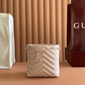 p720💋💋💋【Original Factory Packaging with Full Counter Set】Crafted from supple leather, this slim bucket bag from the iconic GG Marmont collection achieves a distinctive silhouette. Dual G-shaped hardware with tonal enamel finish completes the design.Black quilted V-grain nappa leather Matching enamel hardware Black ribbed fabric lining Double G shoulder strap (58cm drop) Model: 856404 Dimensions: 16cm (W) x 17cm (H) x 6.5cm (D) Weight: Approx. 240g Color: Green/Soft Leather