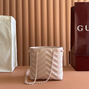 Alternative view of p720💋💋💋【Original Factory Packaging with Full Counter Set】Crafted from supple leather, this slim bucket bag from the iconic GG Marmont collection achieves a distinctive silhouette. Dual G-shaped hardware with tonal enamel finish completes the design.Black quilted V-grain nappa leather Matching enamel hardware Black ribbed fabric lining Double G shoulder strap (58cm drop) Model: 856404 Dimensions: 16cm (W) x 17cm (H) x 6.5cm (D) Weight: Approx. 240g Color: Green/Soft Leather