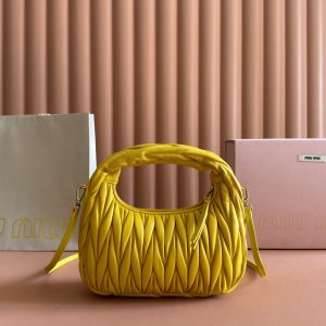 Alternative view of p930💋💋💋【Premium Genuine Leather】Wander Matelasse Lambskin Hobo Tote/Crossbody Bag～The Wander tote has become a classic accessory. Crafted from Matelasse lambskin, this mini handbag employs exquisite techniques to create a three-dimensional effect, exuding refined elegance.Featuring a hobo silhouette that blends vintage charm with contemporary elegance, it has become the new symbol of modern femininity. ~ Gold-tone hardware ~ Zipper closure ~ Metal logo engraving on front ~ Cotton satin lining Dimensions: W23 × H13 × D7 cm Style No.: _5BC125