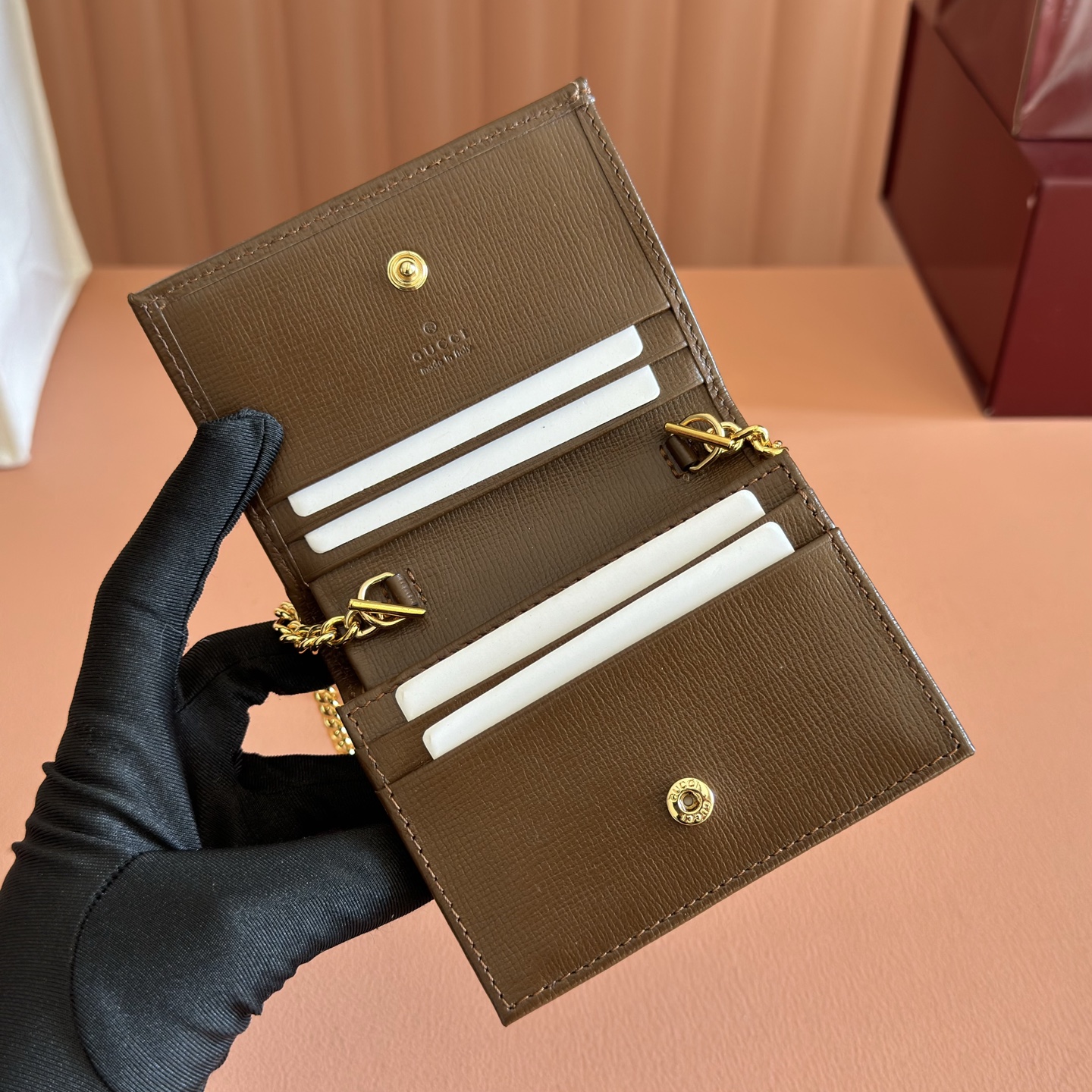 p400.‼️Complete with original green box packaging‼️G House👉New Arrival. Top-tier exclusive inventory, boutique-quality craftsmanship. 💯Made with imported cowhide leather and genuine factory hardware! Exquisite workmanship.💯Exclusive real-product photos📷👉Quality as shown👄👄😘😘. Style No.: 623180. Dimensions: W11*H8.5*D3. Color: Brown. Italian design. - Image 5