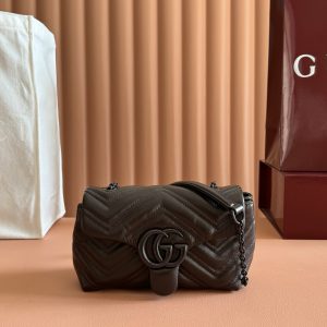 p770. 💋💋💋【Complete with original boutique packaging】This mini shoulder bag from the iconic GG Marmont collection is expertly crafted from supple calf leather, creating a standout new piece. Tone-on-tone enamel-finished double G hardware infuses this item with brand identity.Terracotta-toned quilted V-shaped nappa leather Matching enamel hardware Terracotta-toned coarse-weave fabric lining Double G chain and calf leather shoulder strap (approx. 54.9 cm height) Magnetic snap closure Model: 856368.Dimensions: 20 cm (W) x 12 cm (H) x 6.5 cm (D) Weight: Approx. 330 g Color: Brown/Soft Leather.