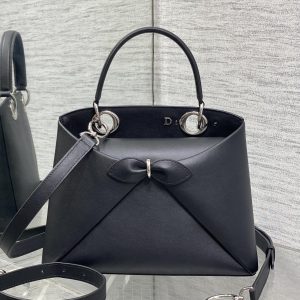 Silver Buckle In Stock‼️ Dior 2026's latest bow tote bag, featuring a signature bow welded into the design. The bow no longer carries that sweet, girly vibe—its new silhouette and styling, paired with versatile color options, strike the perfect balance between sweet and edgy. Size: 28*10*22