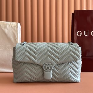 p1130. 💋💋💋【Complete with original boutique packaging】2025 Fall/Winter Collection. The brand's iconic GG Marmont series masterfully blends the classic double G motif with faceted chain straps, achieving a silhouette that is supple yet structured.Crafted from supple, lightweight quilted V-grain calf leather, it features tonal enamel hardware and chain accents. Black supple lightweight quilted V-grain calf leather Tonal enamel hardware and chain Black rayon lining Double G interior: Zippered pocket Exterior: Back open pocket Magnetic snap closure Style: 850659.Dimensions: 37.5 cm (W) x 21 cm (H) x 9 cm (D) Color: Blue/Soft Leather Designed in Italy