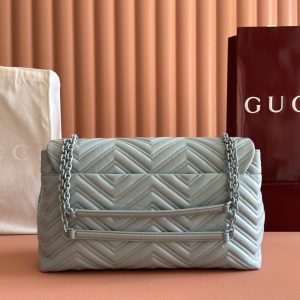 Alternative view of p1130. 💋💋💋【Complete with original boutique packaging】2025 Fall/Winter Collection. The brand's iconic GG Marmont series masterfully blends the classic double G motif with faceted chain straps, achieving a silhouette that is supple yet structured.Crafted from supple, lightweight quilted V-grain calf leather, it features tonal enamel hardware and chain accents. Black supple lightweight quilted V-grain calf leather Tonal enamel hardware and chain Black rayon lining Double G interior: Zippered pocket Exterior: Back open pocket Magnetic snap closure Style: 850659.Dimensions: 37.5 cm (W) x 21 cm (H) x 9 cm (D) Color: Blue/Soft Leather Designed in Italy