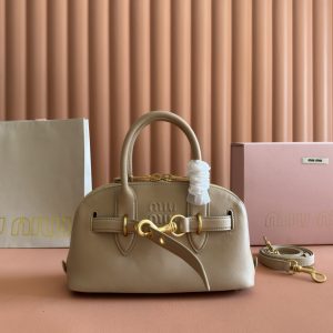 p1100💋💋💋【Genuine Leather Configuration with Boutique Packaging】Miu's new hit bowling bag features premium vintage-soft lambskin leather and retro-brushed distressed metal hardware.This Aventure Nappa leather tote draws inspiration from Miu Miu's iconic archives, reimagined with a lighter structure for fresh personality. Crafted as a timeless classic, its multi-element design imparts unique beauty and enduring elegance. Features a detachable, adjustable leather shoulder strap,with a canvas lining featuring a zippered pocket and slip pockets. Dimensions: 28 x 16.5 x 10 cm. Model: 5bb169