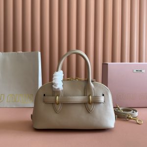 Alternative view of p1100💋💋💋【Genuine Leather Configuration with Boutique Packaging】Miu's new hit bowling bag features premium vintage-soft lambskin leather and retro-brushed distressed metal hardware.This Aventure Nappa leather tote draws inspiration from Miu Miu's iconic archives, reimagined with a lighter structure for fresh personality. Crafted as a timeless classic, its multi-element design imparts unique beauty and enduring elegance. Features a detachable, adjustable leather shoulder strap,with a canvas lining featuring a zippered pocket and slip pockets. Dimensions: 28 x 16.5 x 10 cm. Model: 5bb169