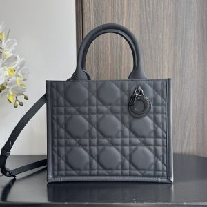 Small Size In Stock‼️ Tote's latest Fall/Winter collection— I'm obsessed with this bag! A wearable tote has arrived, retaining the silhouette's simplicity while offering ample capacity. Carry it by hand or crossbody— perfect for daily outings. Classic calf leather diamond quilting with signature lettering, stylishly versatile with vintage charm. Size: 26*12*21cm 8004