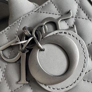 Alternative view of Small Size In Stock‼️ Tote's latest Fall/Winter collection— I'm obsessed with this bag! A wearable tote has arrived, retaining the silhouette's simplicity while offering ample capacity. Carry it by hand or crossbody— perfect for daily outings. Classic calf leather diamond quilting with signature lettering, stylishly versatile with vintage charm. Size: 26*12*21cm 8004