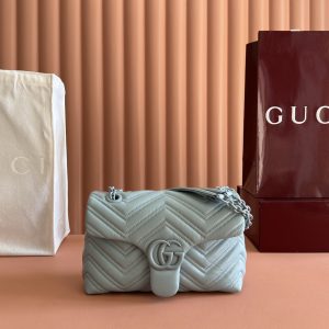 p850💋💋💋【Original Factory Packaging with Full Counter Accessories】This iconic GG Marmont series handbag is meticulously crafted from exceptionally supple calf leather, adorned with double G-shaped hardware and paired with a multi-faceted chain shoulder strap. The entire bag structure is soft and refined.Black quilted V-shaped nappa leather with tonal enamel hardware. Black rayon lining. Double G interior: 1 open pocket. Sliding chain shoulder strap: 23.5cm - 45cm. Magnetic snap closure. Model: 855371.Dimensions: 23 cm (W) x 17 cm (H) x 9 cm (D) Weight: Approx. 0.75 kg Color: Blue/Soft Leather.