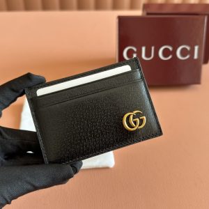 p290💋💋💋【Full Counter Packaging】GG Detail Cardholder Wallet. Gucci small leather goods push design boundaries, continually reinterpreting classics with personal flair. This men's wallet masterfully blends iconic GG Supreme canvas with black GG hardware, creating a modern, stylish accessory.Black leather trim, cloud-patterned fabric lining with GG details💐Model✨436022💐Dimensions✨10x7cm💐Color✨Black soft leather