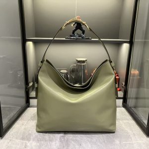 Batch 350... Fall/Winter 2025 Collection. The G G Beatrix handbag is meticulously crafted from cowhide leather, featuring a shoulder strap adorned with the iconic horsebit detail that infuses casual silhouettes with brand identity.Gold-tone hardware elevates its refined aesthetic, while an interior zippered pocket securely holds essentials. Blending elegant design with practicality, it effortlessly accommodates daily necessities. Brown GG suede, gold-tone hardware, cotton-linen blend lining. Shoulder strap with horsebit detail. Model: 850546. Dimensions: 40 x 36 x 12 cm.