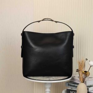 Batch 340...2025 Fall/Winter Collection. The Gucci Beatrix handbag is expertly crafted from black calf leather, featuring a shoulder strap with the iconic horsebit detail that infuses casual silhouettes with the brand's essence. Gold-tone hardware adds refined sophistication, while an interior zippered pocket ensures daily essentials stay secure. Combining elegant design with practical functionality, it effortlessly accommodates everyday necessities.Black supple smooth calf leather Gold-tone hardware Black cotton-linen blend lining Shoulder strap with horsebit detail Interior: Zippered pocket Adjustable shoulder strap height: 26 cm - 33 cm; Length: 94 cm Model: 850546 Dimensions: 40 cm (W) x 36 cm (H) x 12 cm (D) Weight: Approx. 1 kg Color: Black Full LeatherDesigned in Italy