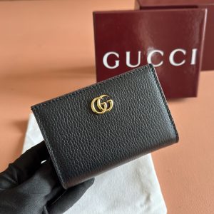 p350💋💋💋【Genuine Leather Configuration with Full Boutique Packaging】772738 This GG Marmont bifold wallet is crafted from black leather and Gucci Rosso Ancora, featuring small gold Double G hardware details.Accessories include a zippered pocket and snap closure. Black leather with Gucci Rosso Ancora gold hardware Gucci red taffeta lining Double G Inside: 1 zippered pocket, 6 card slots, 1 bill compartment Snap and zipper closure Dimensions: 11.5 cm (W) x 8 cm (H) x 3 cm (D)