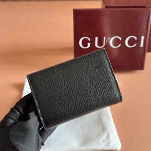 Alternative view of p350💋💋💋【Genuine Leather Configuration with Full Boutique Packaging】772738 This GG Marmont bifold wallet is crafted from black leather and Gucci Rosso Ancora, featuring small gold Double G hardware details.Accessories include a zippered pocket and snap closure. Black leather with Gucci Rosso Ancora gold hardware Gucci red taffeta lining Double G Inside: 1 zippered pocket, 6 card slots, 1 bill compartment Snap and zipper closure Dimensions: 11.5 cm (W) x 8 cm (H) x 3 cm (D)