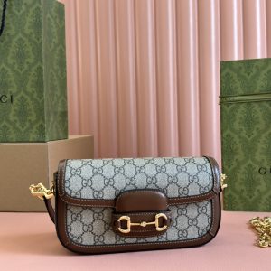 Batch 300...🔥🔥 Gucci Horsebit 1955 Shoulder Bag. Drawing inspiration from archival designs, the Gucci Horsebit 1955 collection masterfully blends classic details from the brand's founding over six decades ago with contemporary fashion sensibilities, highlighting the distinctive charm of the horsebit motif.This motif, rooted in the brand's equestrian heritage, features a double ring and elongated bar design, evolving into one of Gucci's most iconic and recognizable elements. Crafted in beige/ebony GG Supreme canvas with brown leather trim, gold-tone hardware, front horsebit detail, top handle, and metal chain shoulder strap. Model: 735178.Dimensions: 24*13*5cm. Color: Brown PVC