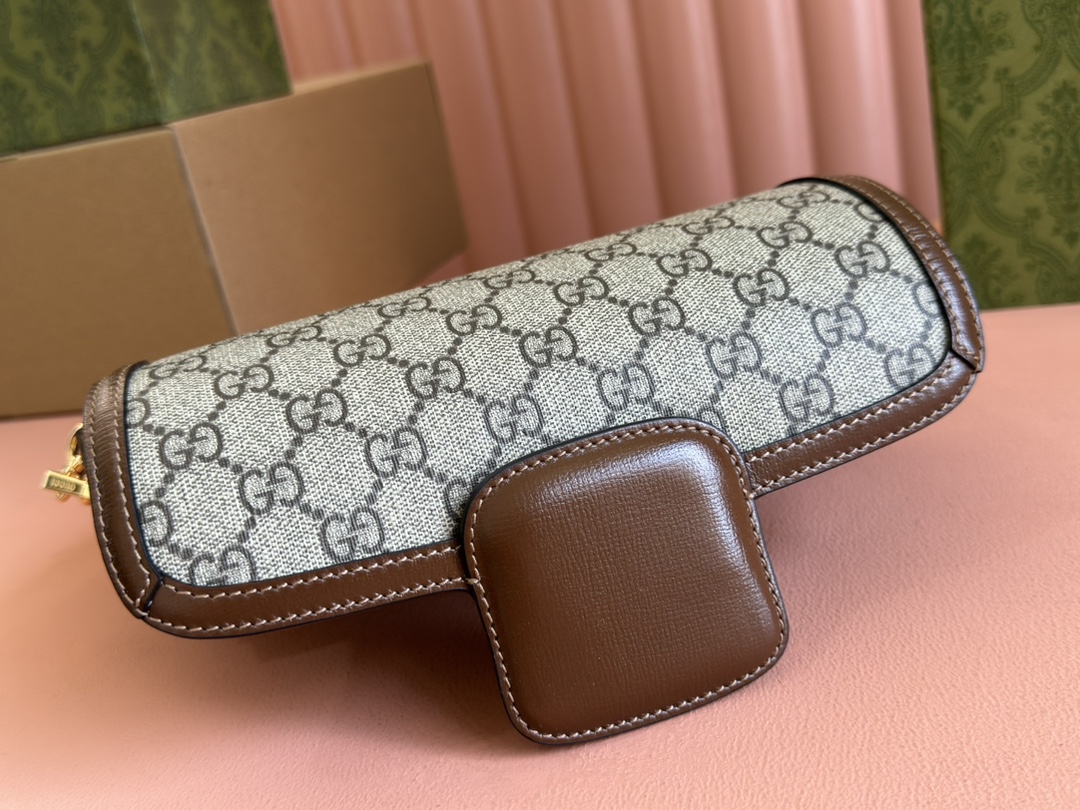 Batch 300...🔥🔥 Gucci Horsebit 1955 Shoulder Bag. Drawing inspiration from archival designs, the Gucci Horsebit 1955 collection masterfully blends classic details from the brand's founding over six decades ago with contemporary fashion sensibilities, highlighting the distinctive charm of the horsebit motif.This motif, rooted in the brand's equestrian heritage, features a double ring and elongated bar design, evolving into one of Gucci's most iconic and recognizable elements. Crafted in beige/ebony GG Supreme canvas with brown leather trim, gold-tone hardware, front horsebit detail, top handle, and metal chain shoulder strap. Model: 735178.Dimensions: 24*13*5cm. Color: Brown PVC - Image 7