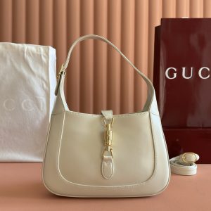p780. 📣📣📣  【Genuine Leather with 🌈 Full Boutique Packaging】🔥🔥2170 Runway Vintage Jackie Shoulder Bag—predicted to be the next big hit after the 1955 series. Already beloved by countless celebrities, it looks incredibly chic when worn.Jackie made a triumphant return to the runway, gracing the 2020 Gucci show and sparking major buzz. This iconic bag was a favorite of former First Lady Jacqueline Kennedy, who frequently carried different textures of the Jackie bag during public appearances throughout the 60s and 70s.This retro-inspired bag perfectly aligns with two current trends: vintage aesthetics and underarm bags. Its unique charm lies in the intriguing clash between vintage appeal and modern sophistication. Style Number: 636709. Dimensions: 28cm (W) x 19cm (H) x 4.5cm (D).