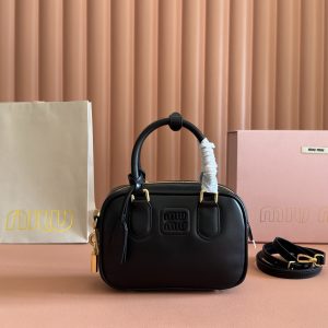 p970💋💋💋【Genuine Leather Configuration with Full Boutique Packaging】Arcadie Small (19cm) Bowler Bag/Crossbody Bag in Heather Wood This handbag reinterprets the classic silhouette with vintage-inspired, refined cowhide leather.The front lettering logo artfully complements the metal hardware, showcasing exceptional craftsmanship and a distinctly recognizable classic style. Dynamic, elegant lines paired with an adjustable, detachable shoulder strap create a versatile, practical design with modern appeal.~Removable and adjustable shoulder strap~Zipper closure~Lined interior with 2 slip pockets~Features protective studsDimensions: W19 × H13 × D6cmItem No.: 5BB123