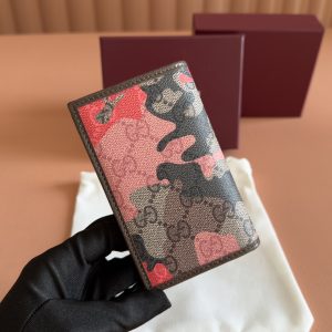 Alternative view of p340. 💋💋💋【Complete with original boutique packaging】Vibrant camouflage meets distinctive color combinations, reimagining the iconic GG motif. This elongated cardholder features a marble-effect GG lettering coated fabric, meticulously crafted with double G details.Green and yellow camouflage marbled GG monogram coated fabric Brown leather trim Palladium-tone hardware Brown taffeta lining Double G webbing detail Interior: 8 card slots, 2 bill compartments Model: 834691.Dimensions closed: 7.5 cm (W) x 12 cm (H); Dimensions open: 15 cm (W) x 12 cm (H) Weight: approx. 85 g Color: Red camouflage/PVC. Made in Italy