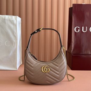 p710. 📣📣📣【Genuine Leather with 🌈 Configuration & Full Boutique Packaging】🔥🔥 This mini handbag features a crescent silhouette and rich black leather, exuding a strong vintage aesthetic.Blending vintage elements with archival designs or contemporary details, it presents a timelessly renewed aesthetic. Every detail reflects the brand's deep fascination with its heritage, and this compact accessory is no exception. Crafted from boutique-quality soft natural full-grain cowhide leather with premium smooth polished bronze hardware. Model: 699514 Dimensions: 21x11x5cm Color: Milk Tea