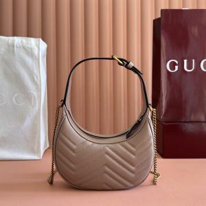 Alternative view of p710. 📣📣📣【Genuine Leather with 🌈 Configuration & Full Boutique Packaging】🔥🔥 This mini handbag features a crescent silhouette and rich black leather, exuding a strong vintage aesthetic.Blending vintage elements with archival designs or contemporary details, it presents a timelessly renewed aesthetic. Every detail reflects the brand's deep fascination with its heritage, and this compact accessory is no exception. Crafted from boutique-quality soft natural full-grain cowhide leather with premium smooth polished bronze hardware. Model: 699514 Dimensions: 21x11x5cm Color: Milk Tea