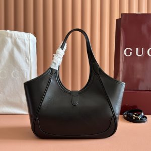 Alternative view of p900💋💋💋【Full Retail Packaging】New Spring/Summer 2026 Collection. This new tote draws inspiration from spacious shopping bags and the vibrant energy of Italian markets. Its sides can be cinched or expanded, featuring a convenient push-lock closure.Crafted from supple leather, this tote showcases a new lining pattern inspired by the iconic diamond quilting motif. Black leather with gold-tone hardware. Black canvas lining featuring diamond quilting pattern. Interior: 1 zippered pocket. Handle drop: 19 cm. Detachable and adjustable leather shoulder strap. Length: 44 - 52 cm;Length: 92 - 160 cm Features push-lock closure Model: 866646 Dimensions: 26 cm (W) x 23 cm (H) x 11 cm (D) Weight: Approx. 0.4 kg Color: Black/Full Leather