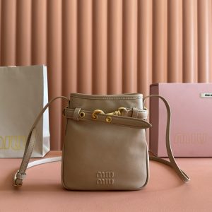 p750💋💋💋【配置专柜全套包装】5NR461，Miu Miu 新品迷你福袋小水桶包Aventure，采用顶级进口小羊皮，皮质超级柔软，性价比超高，能驾驭各种风格，非常俏皮可爱，可以单肩，斜挎，手提，，造型多变，包包虽小却非常能装，尺寸：19cm*4.5cm*17cm，