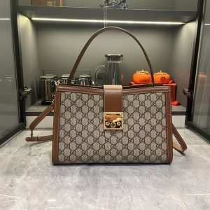 Batch 310... The GG Padlock series introduces a range of stylish bags with versatile carrying options, enhancing the 2025 Pre-Fall collection.This tote features a webbing lining reminiscent of the brand's signature motif. Light gold-tone hardware, red and green webbing cotton lining, removable and adjustable leather shoulder strap, padlock-style closure with leather keyring. Model: 838991. Dimensions: 31 x 21 x 11 cm.