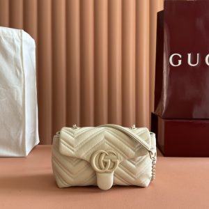 p770. 💋💋💋【Complete with original boutique packaging】This mini shoulder bag from the iconic GG Marmont collection is expertly crafted from supple calf leather, creating a standout new piece. Tone-on-tone enamel-finished double G hardware infuses this item with brand identity.Beige quilted V-shaped nappa leather Matching enamel hardware Beige coarse-ribbed fabric lining Double G chain and calf leather shoulder strap (approx. 54.9 cm height) Magnetic snap closure Model: 856368.Dimensions: 20 cm (W) x 12 cm (H) x 6.5 cm (D) Weight: Approx. 330 g Color: White/Soft Leather.